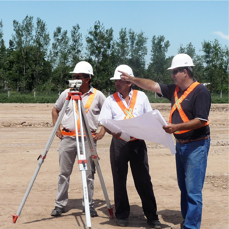 Ingenierios controlando obra